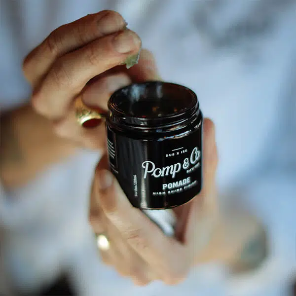 Barber anvender pomade Irsk barber bruger pomade fra Pomp & Co.