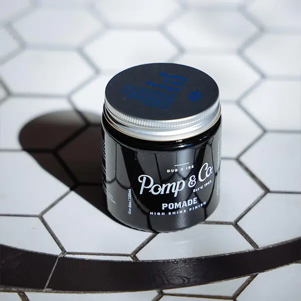 Kvalitetsvoks fra Pomp & Co Pomade fra Pomp & Co. kommer i et eksklusivt udtryk og look.