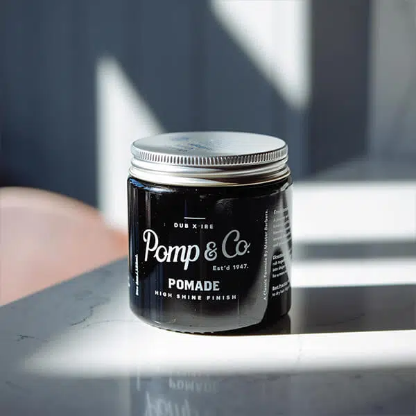 Minimalistisk flot pomade voks Pomaden fra Pomp & Co. i et flot look.