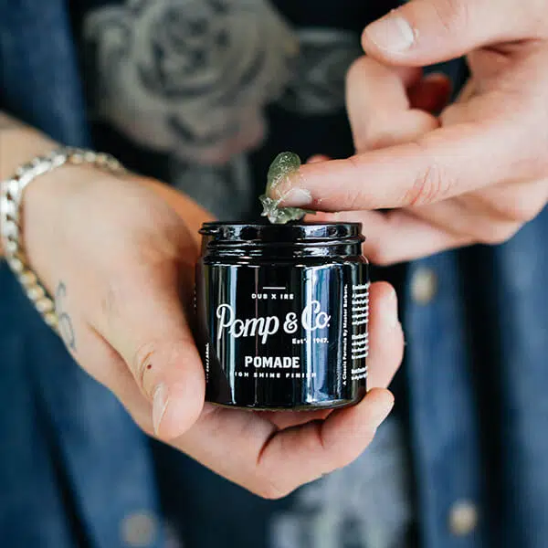 Pomade på fingeren Eksklusiv grøn pomade hårvoks fra Pomp & Co. på finger.