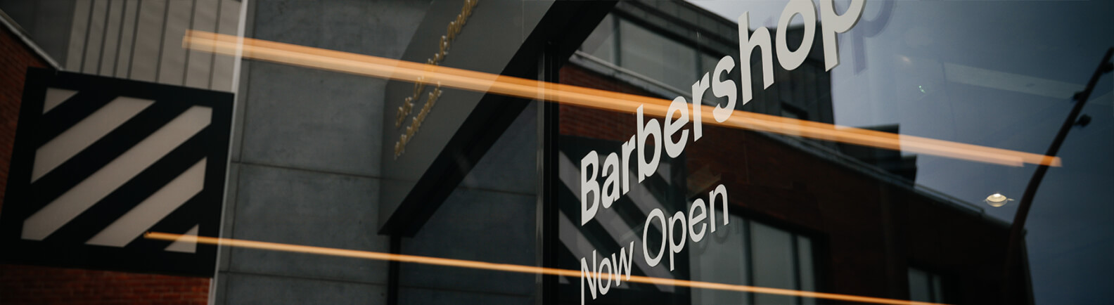 Pomp & Co. barbershop Facade på minimalistisk barbershop der forhandler Pomp & Co.