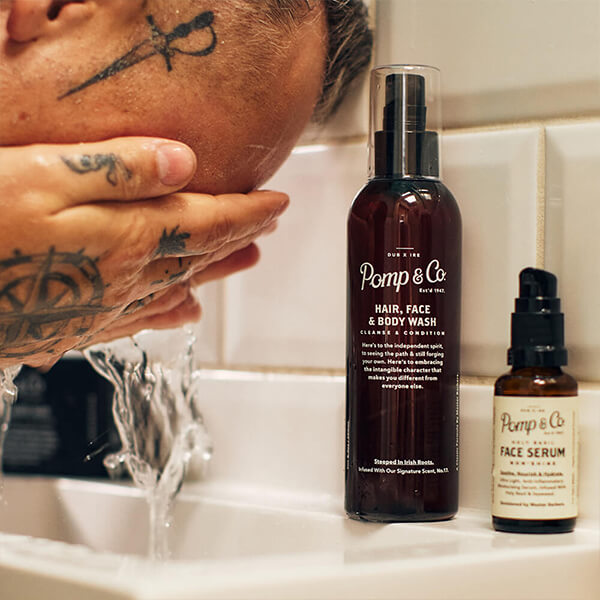 Daglig morgenrutine med herreprodukter Ung fyr vasker sit ansigt og benytter Wash og ansigtsserum fra Pomp & Co.