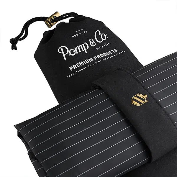 Flot barber kappe fra Pomp & Co. Barber kappe fra Pomp & Co. til brug under klipning.