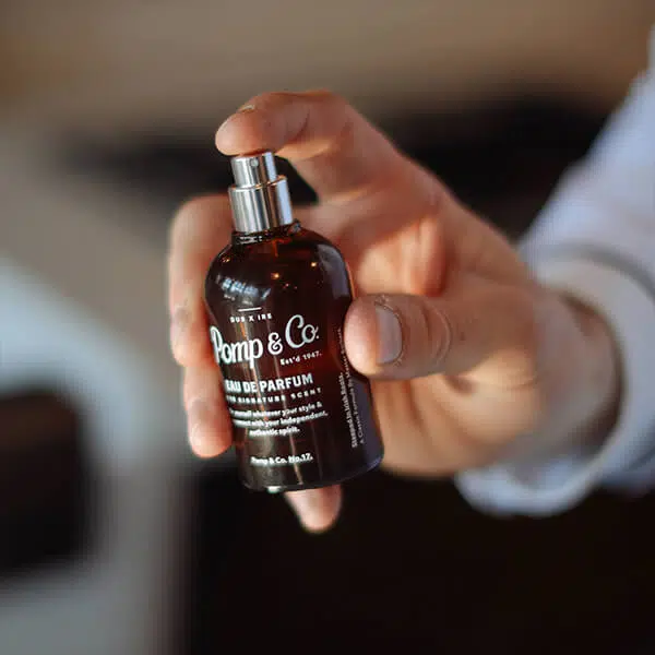 Pomp & Co. herre parfume Irsk barber holder og er klar til at benytte en parfume fra Pomp & Co.