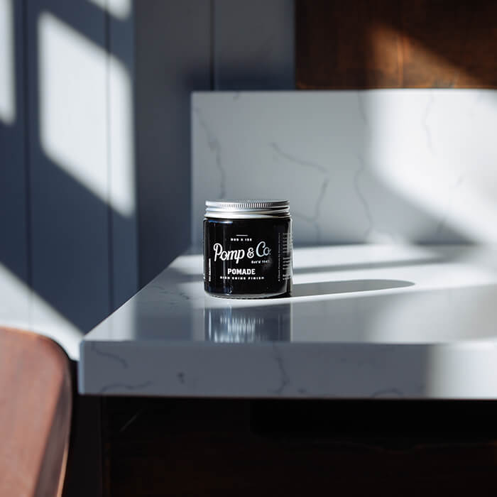 Pomp & Co. pomade Stilfuld hårpomade i eksklusiv barbershop i Irland.