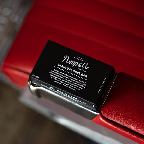 Pomp & Co. sæbebar Sæbebar fra Pomp & Co. på rød barberstol.