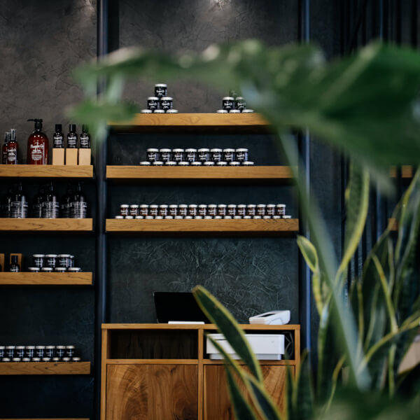 Produkter i barbershop Pomp & Co. produkter på hylder i barbershop i Dublin.