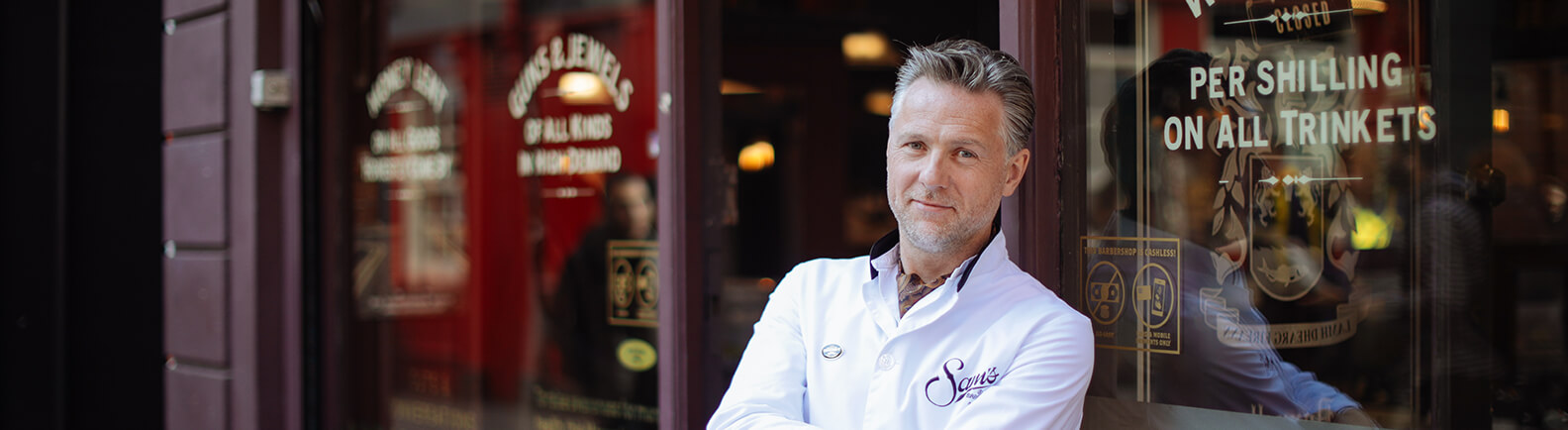 Sam Donnelly foran Sam's Barber Founder af Pomp & Co. Sam Donnelly står foran Sam's Barber i Dublin.